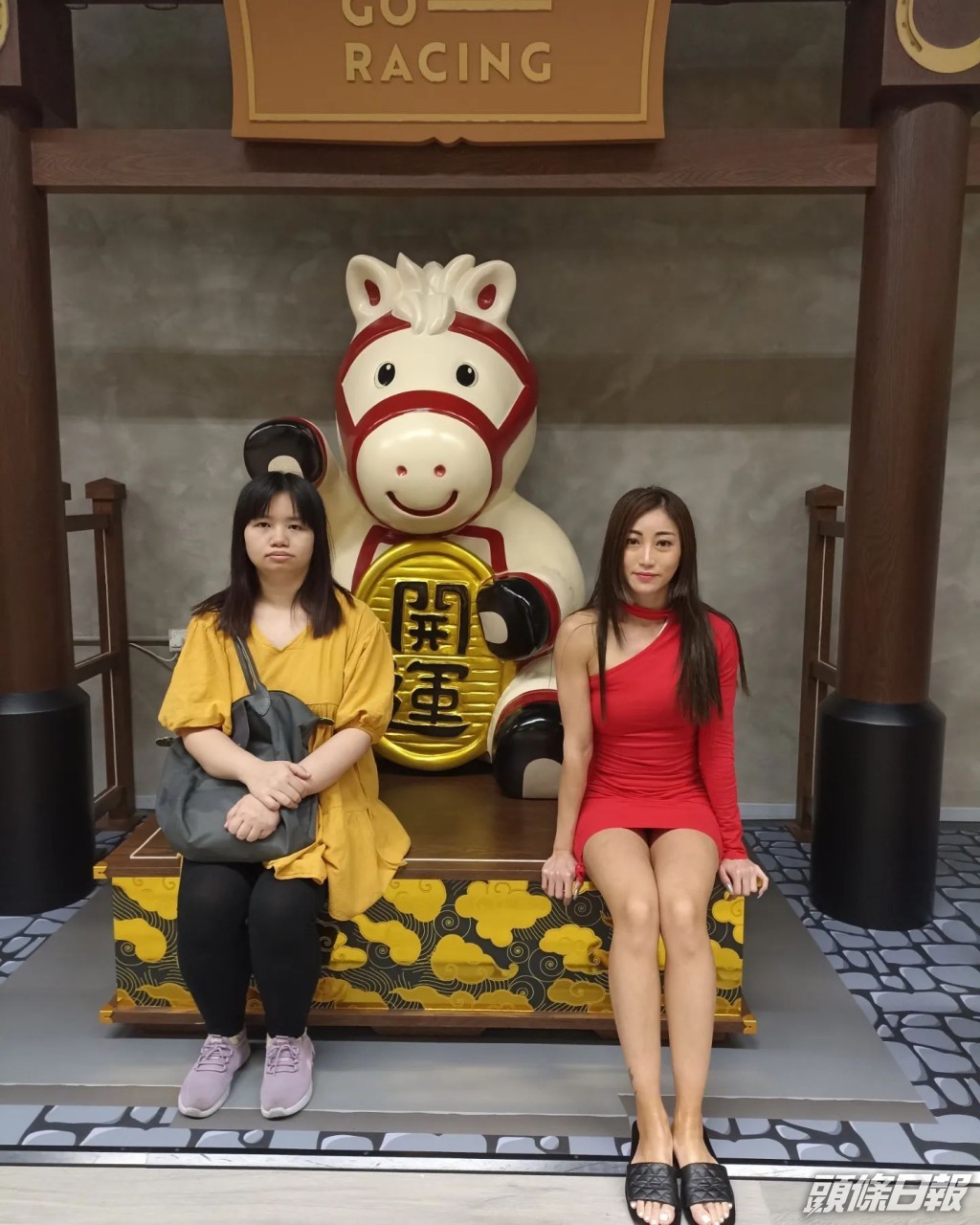 阿儀（左）與黃榕經常孖公仔周圍去。